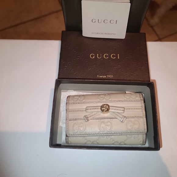 Gucci off white leather 6 key holder - Picture 1 of 5